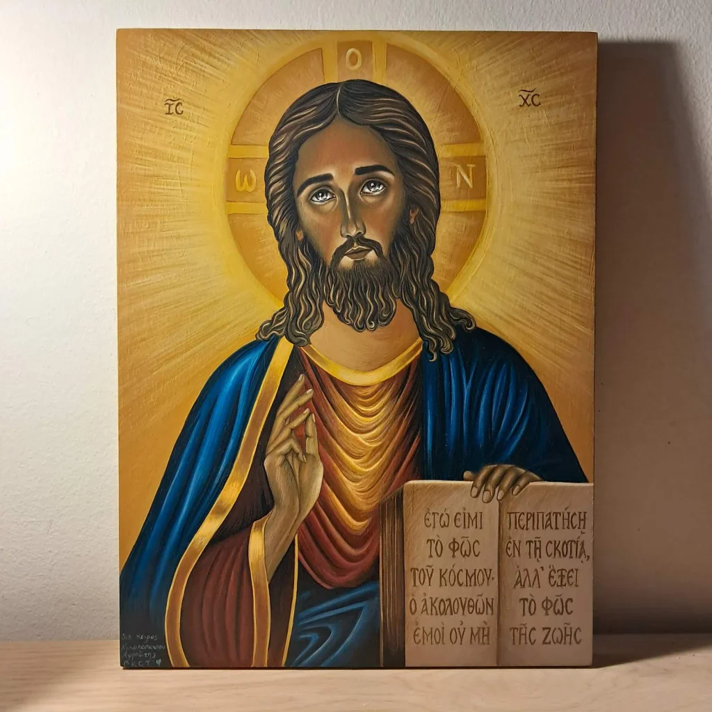 Χειροποίητη αγιογραφία του Ιησού Χριστού με χρυσό φόντο, ανοιχτό Ευαγγέλιο και χέρι υψωμένο σε ευλογία.